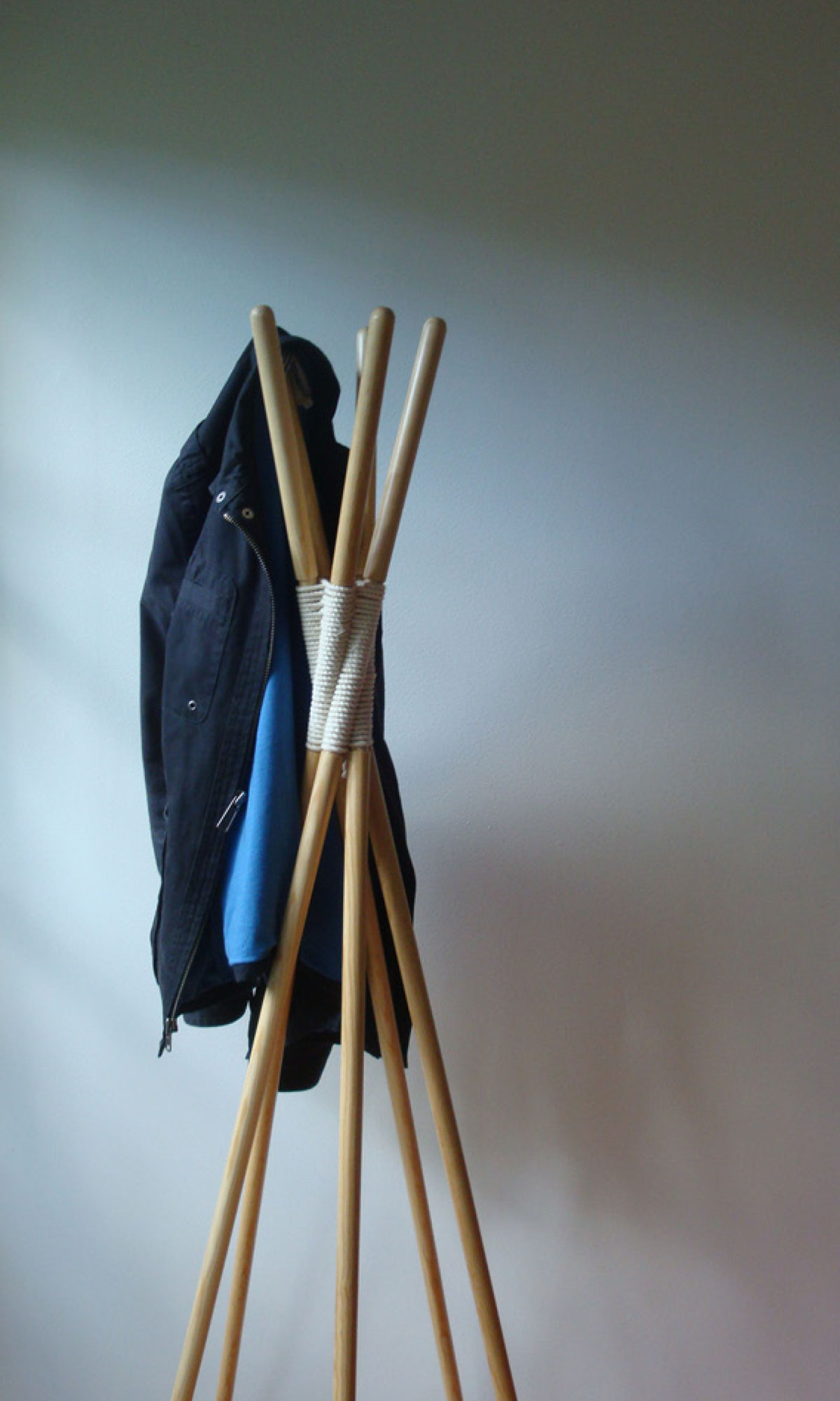 Standing coat hanger